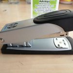 Engrapadora Chica De Metal SHELY Mod: 8225